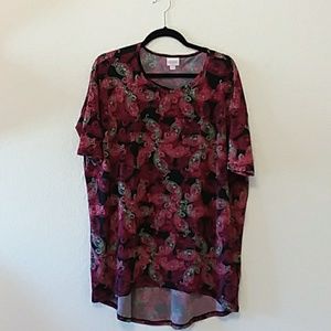 Lularoe shirt tag is small